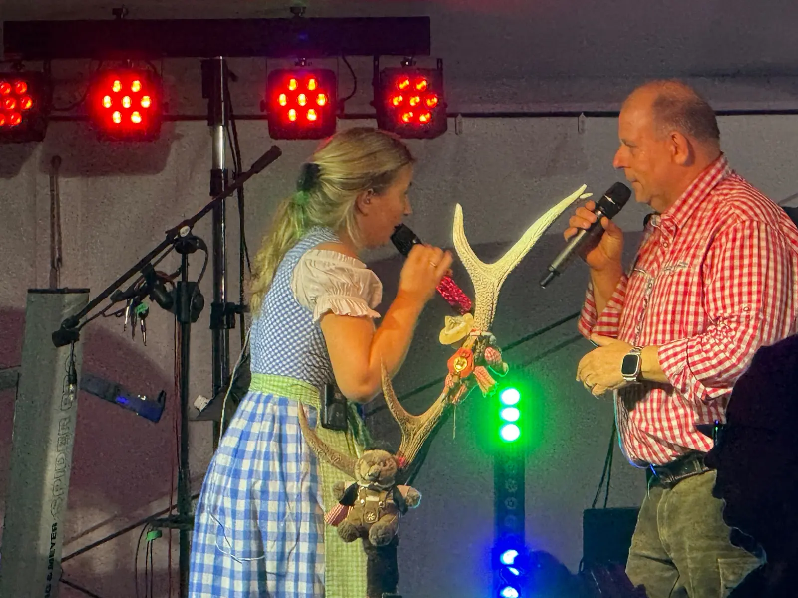 Antje und Jens beim Oktoberfest Lindenberg auf der Bühne
