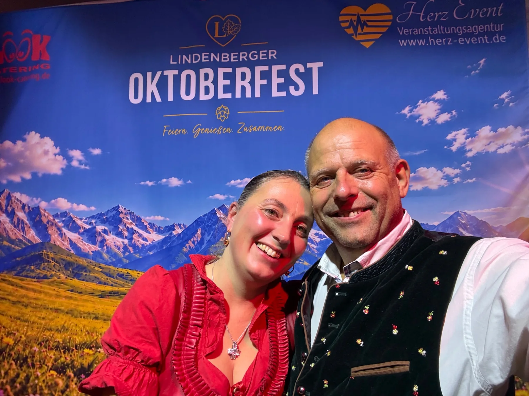 Duo Atemlos live am Freitag beim Oktoberfest Lindenberg 2026 – Antje im blauen Dirndl