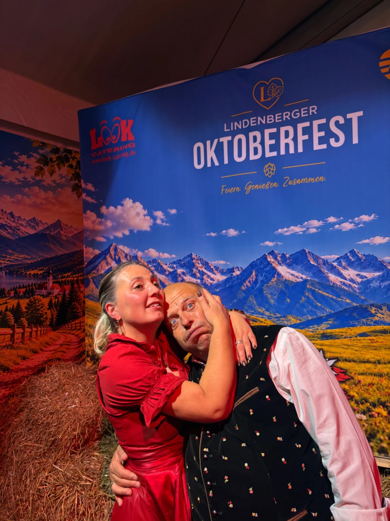 Duo Atemlos vor der Fotowand des Lindenberger Oktoberfestes 2026