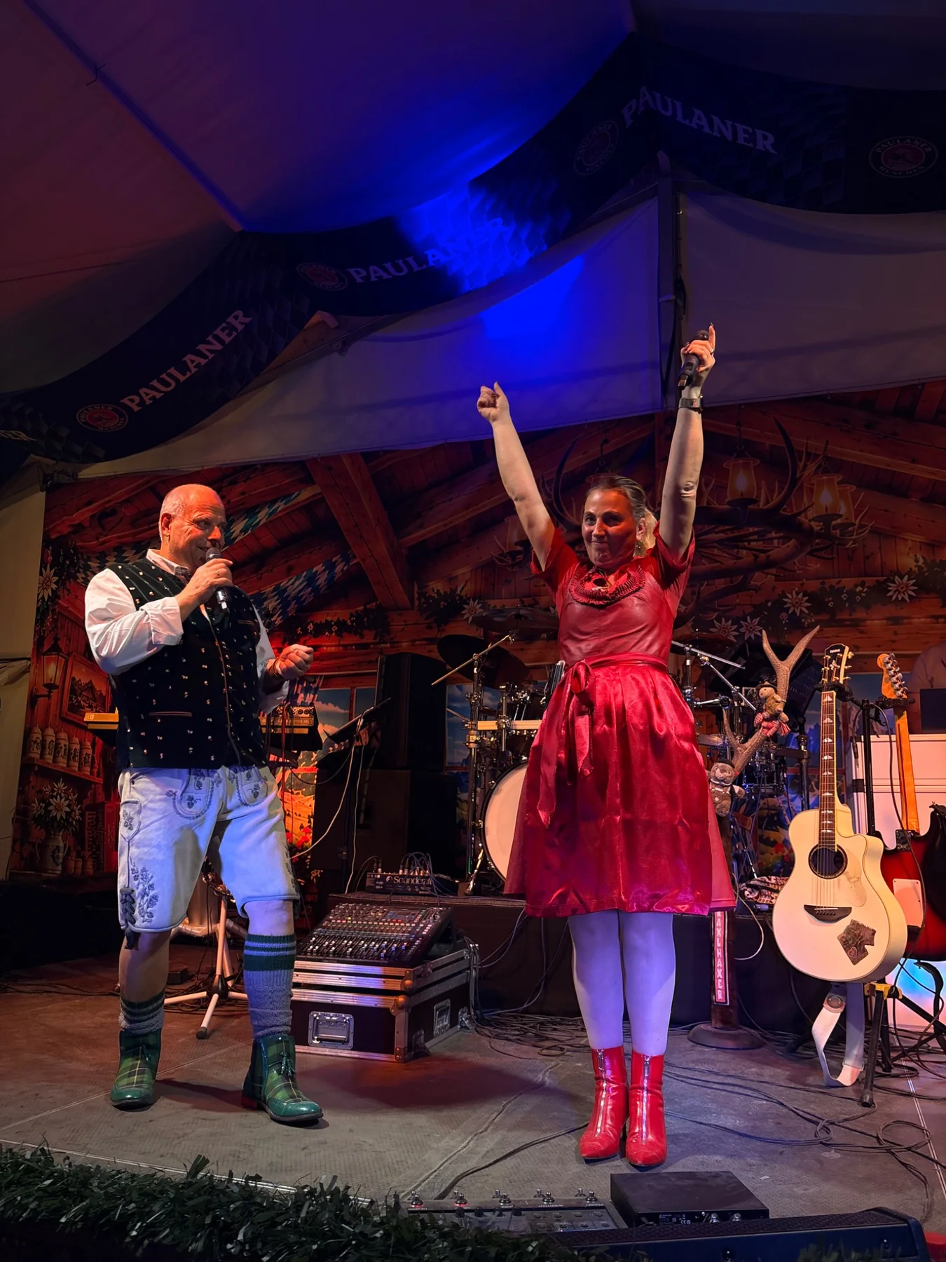 Duo Atemlos beim Oktoberfest Lindenberg 2026 – ausgelassener Bühnenmoment