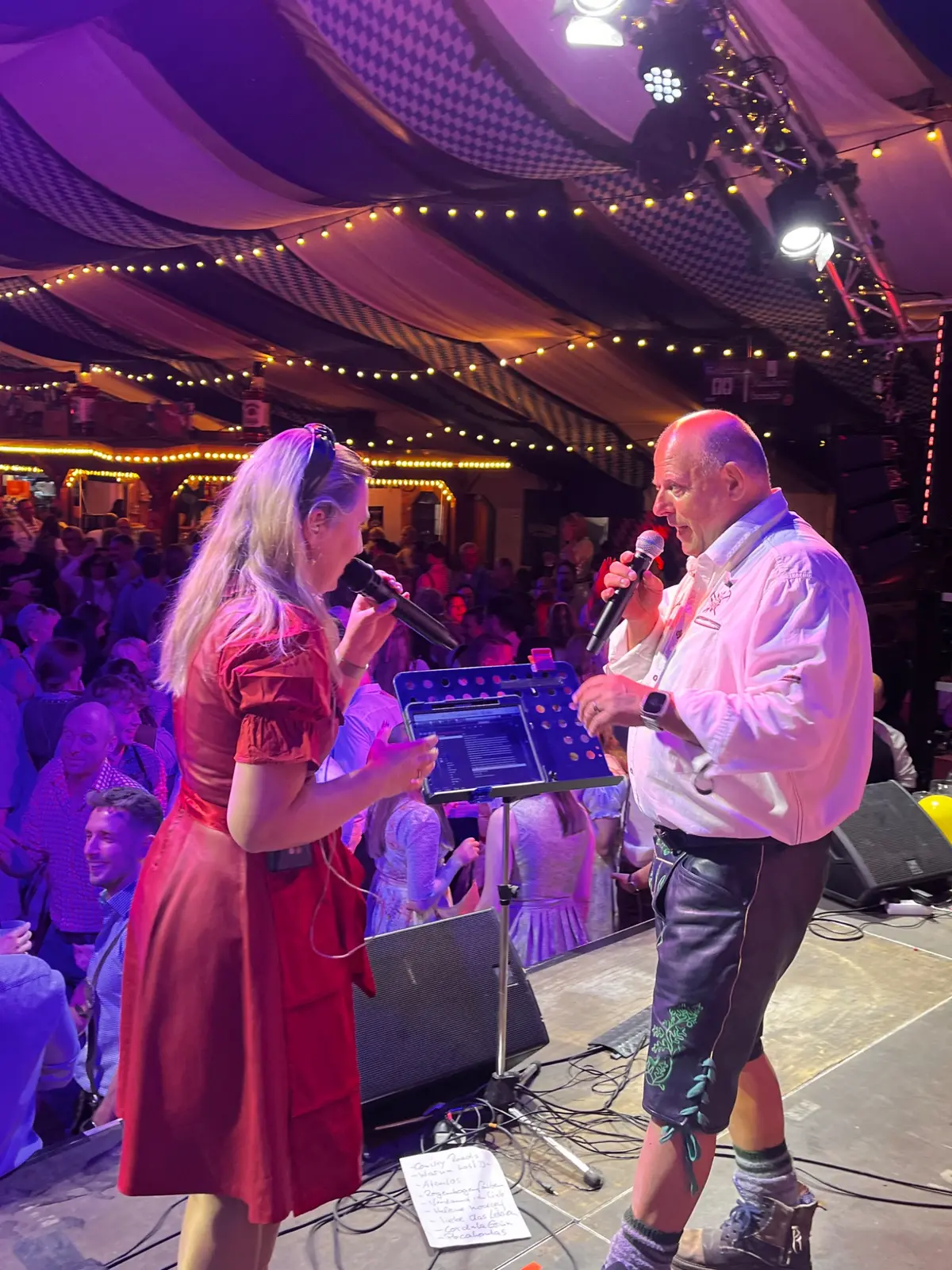 Duo Atemlos vor dem Publikum beim Oktoberfest Spandau 2025