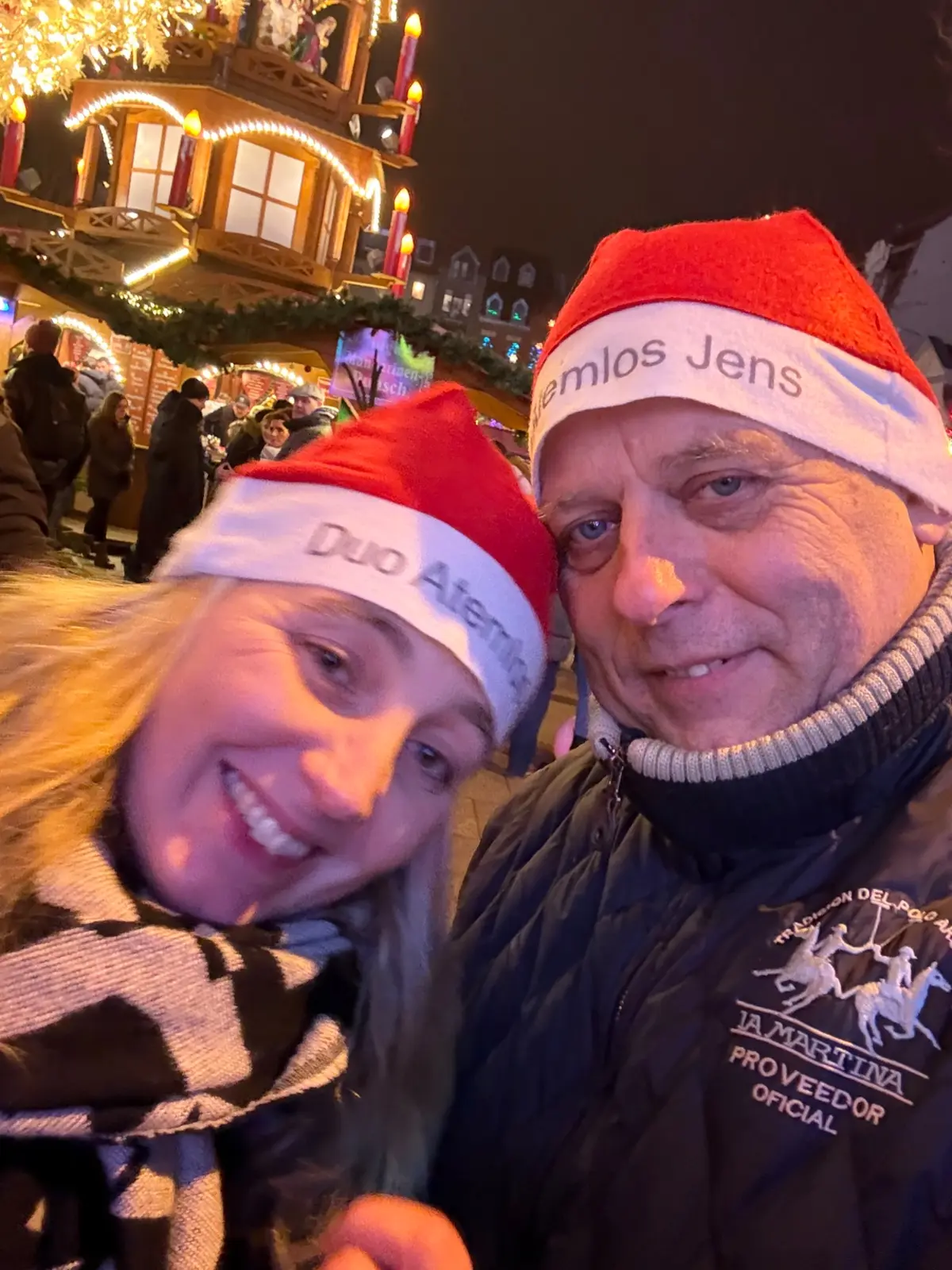 Duo Atemlos vor der Weihnachtspyramide in Cottbus