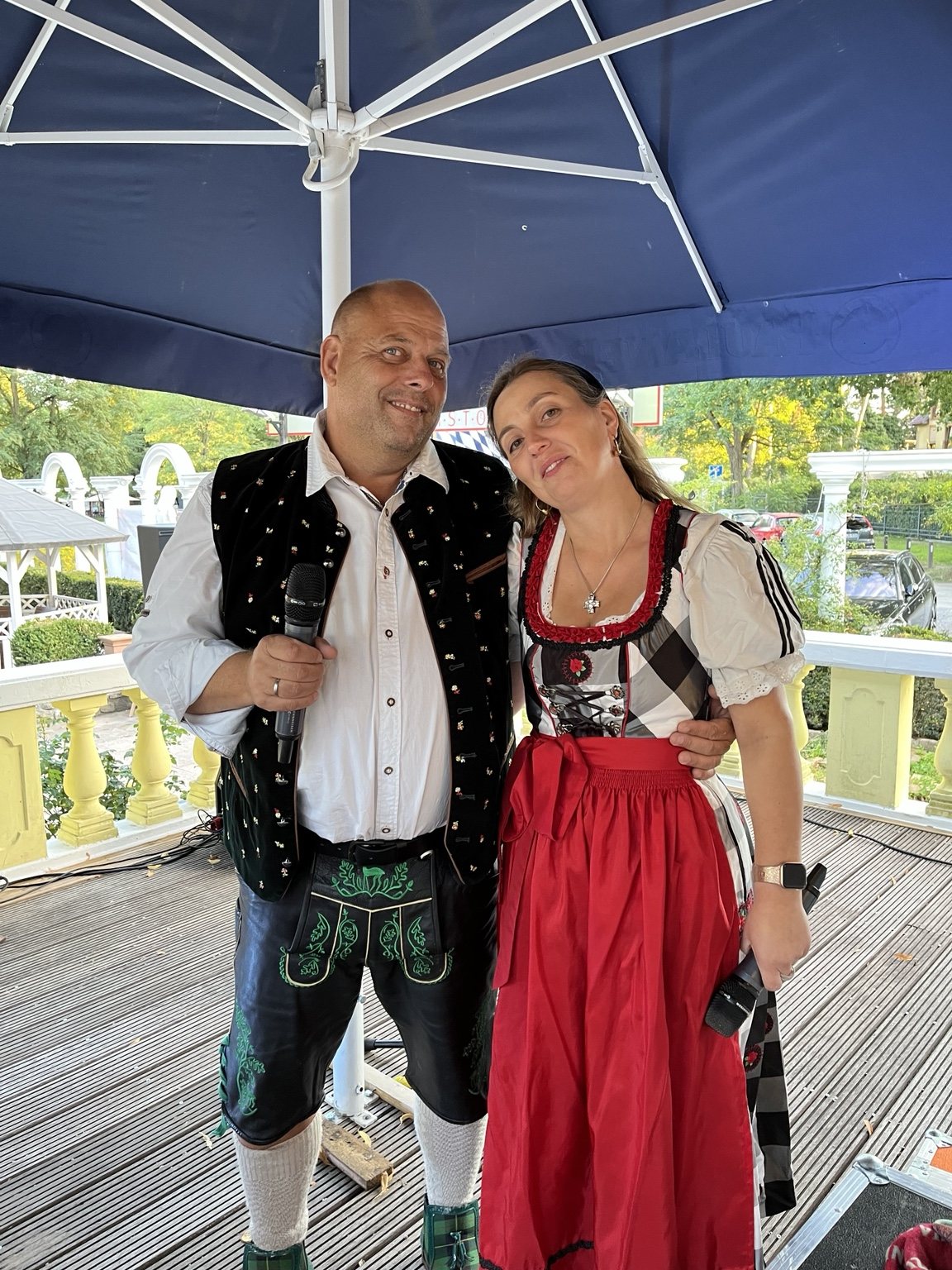 Duo Atemlos im Oktoberfest-Outfit