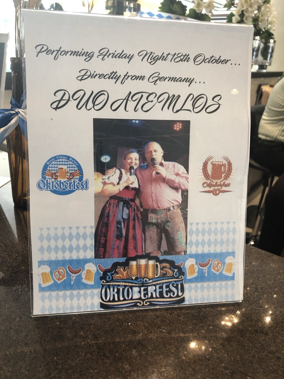 Ankündigung von Duo Atemlos bei einem internationalen Oktoberfest
