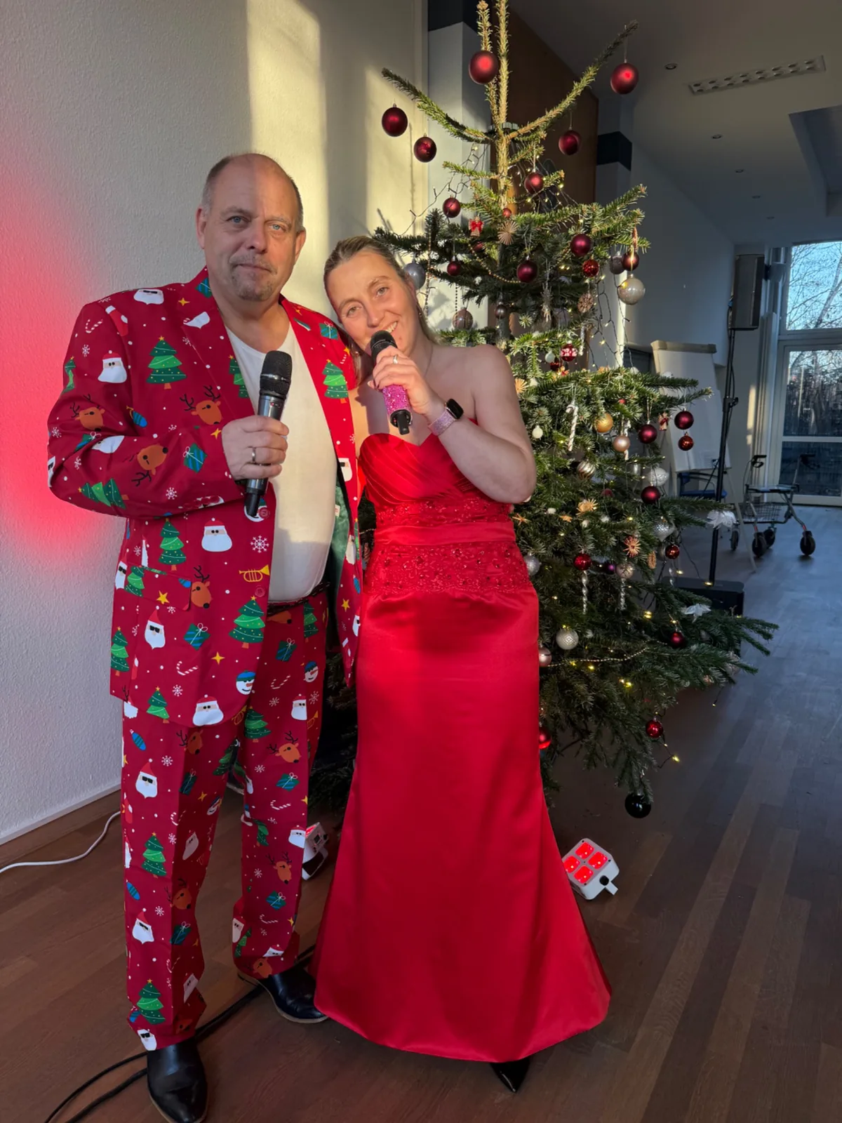 Duo Atemlos im Weihnachtsoutfit vor einem Weihnachtsbaum
